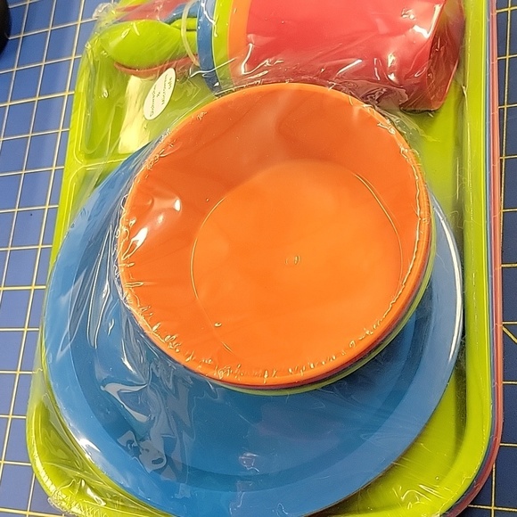 Kids Dinner Set of 4 Place Setting New - Picture 2 of 3